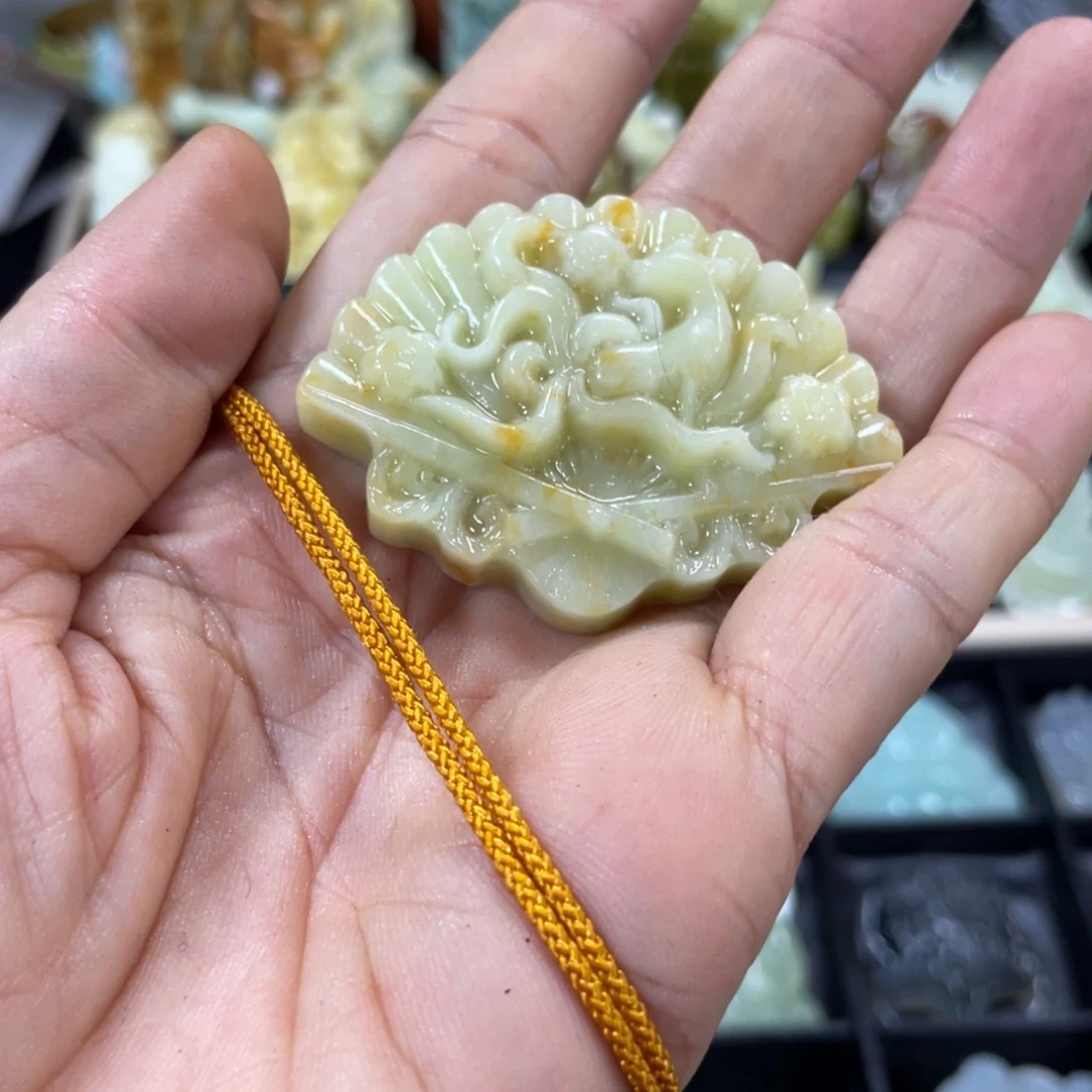 蛇纹石玉颈饰合金