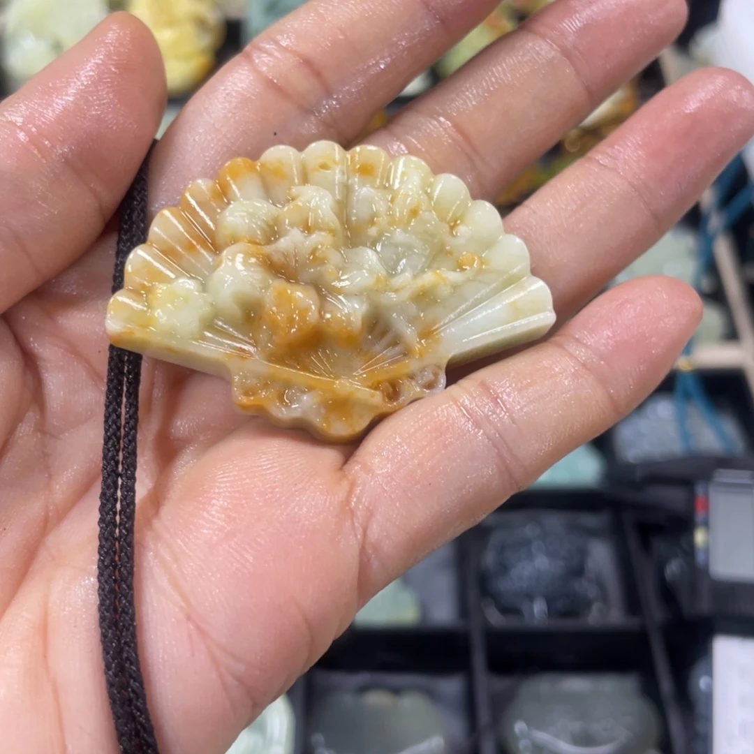 蛇纹石玉颈饰合金