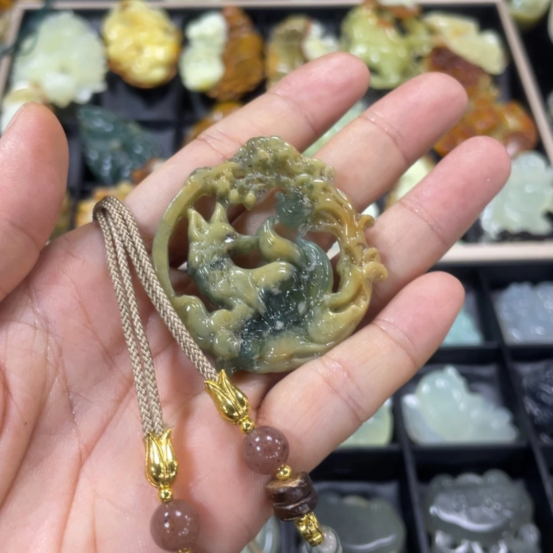 蛇纹石玉颈饰合金
