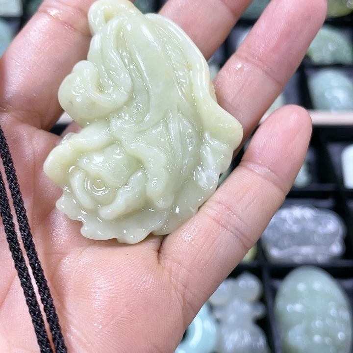 蛇纹石玉颈饰未镶嵌