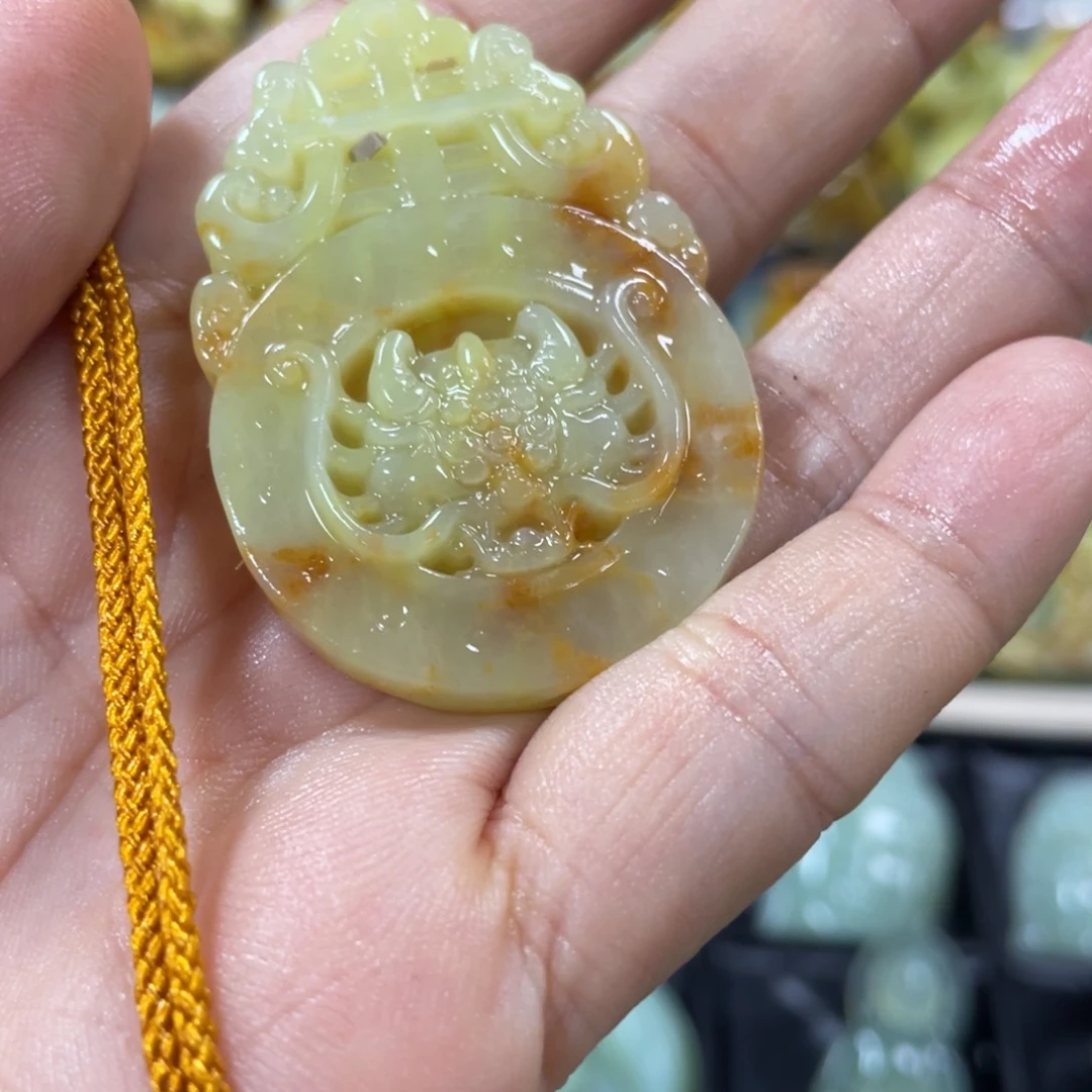 蛇纹石玉颈饰合金