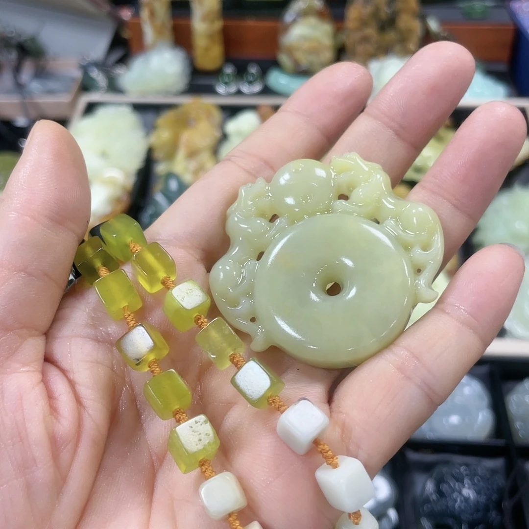 蛇纹石玉颈饰未镶嵌