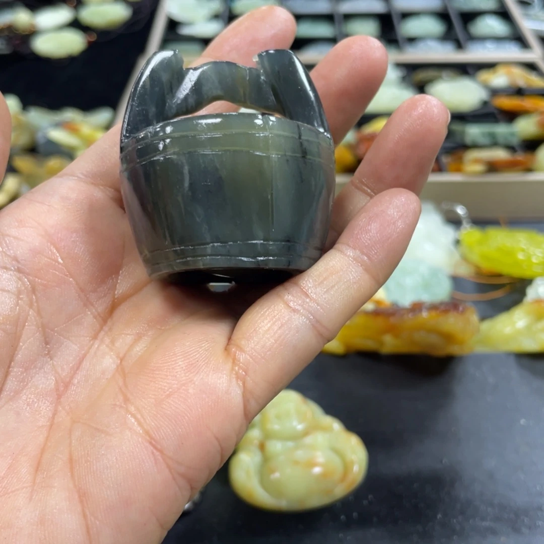 蛇纹石玉颈饰未镶嵌