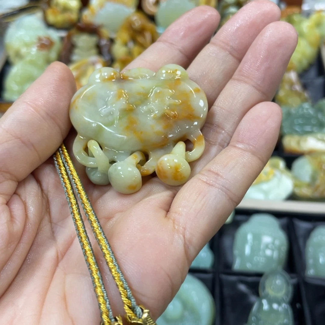 蛇纹石玉颈饰合金