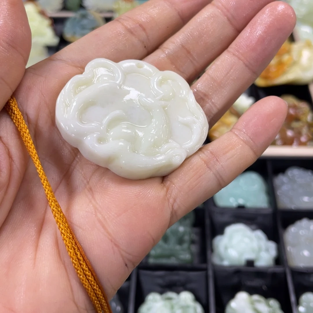 蛇纹石玉颈饰合金