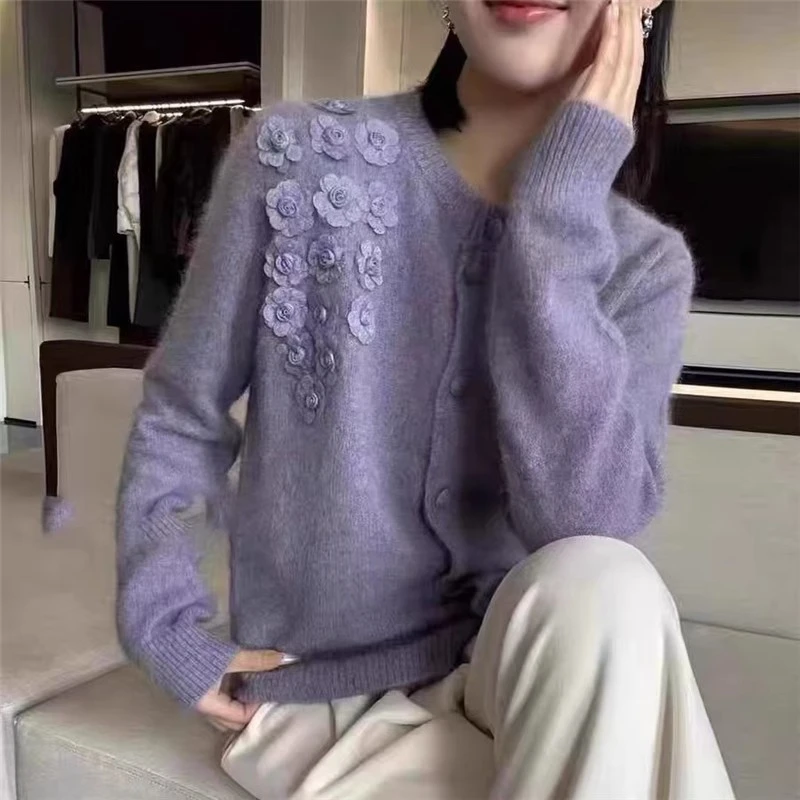 圆领纯色绣花针织开衫