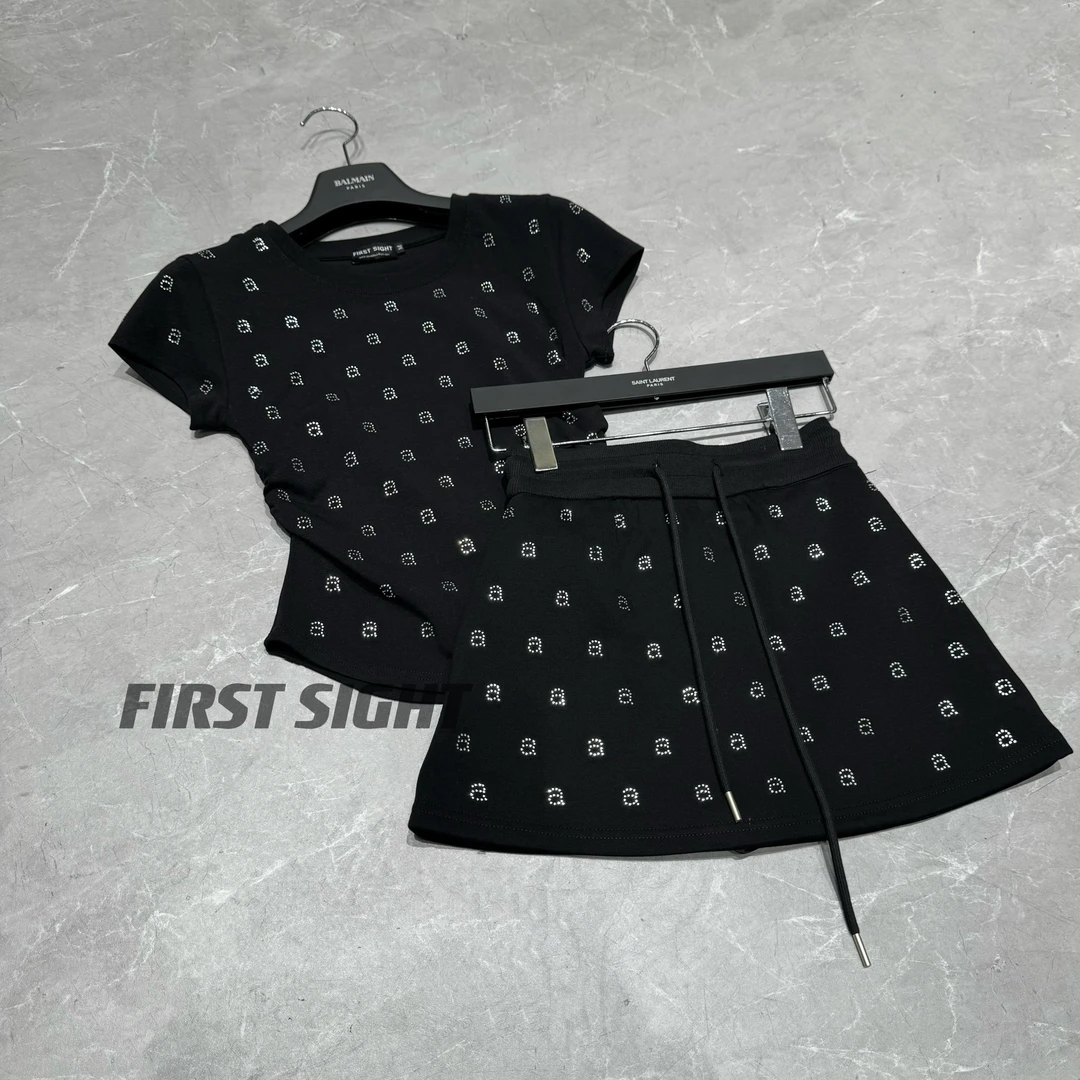 初见家【字母小a字烫钻短袖T恤】2024春夏甜辣妹纯欲修身上衣