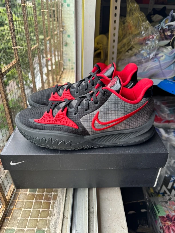 44.5码/Nike 欧文4low黑红 95新成色 公价869 篮球鞋