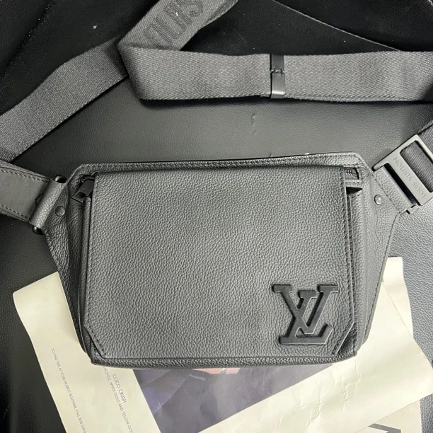 95新 LouisVuitton/路易威登 捐金沉珠/Aerogram胸包黑色
