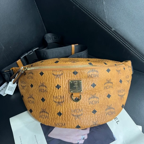 95新 MCM 捐金沉珠/干邑色胸包