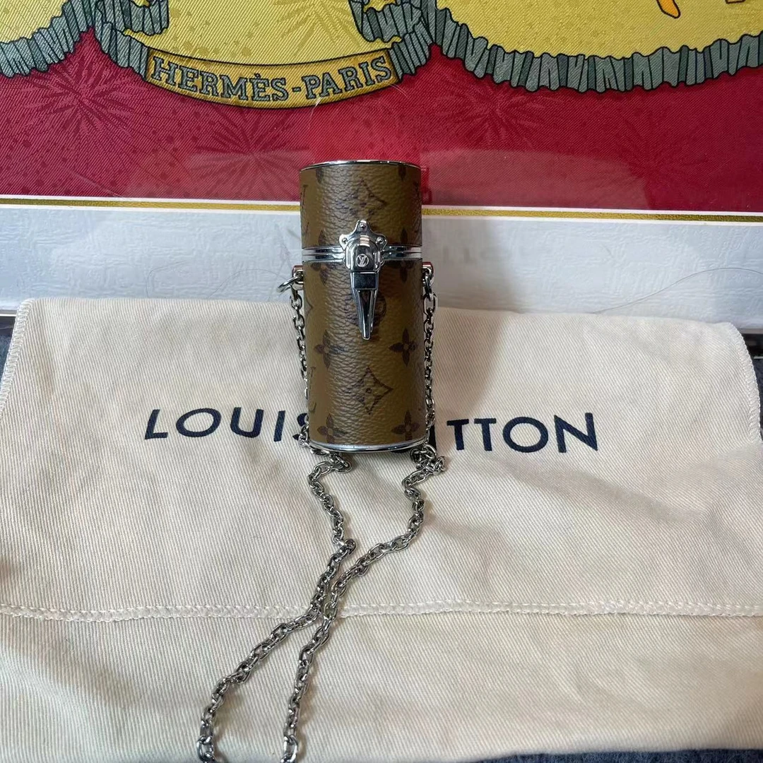 95新 LouisVuitton/路易威登 捐金沉珠/LV/口红包链条单肩包