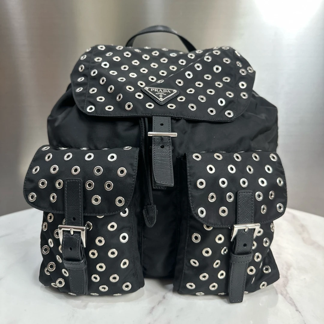 99新 Prada/普拉达 黑银尼龙降落伞洞洞双肩包11129541