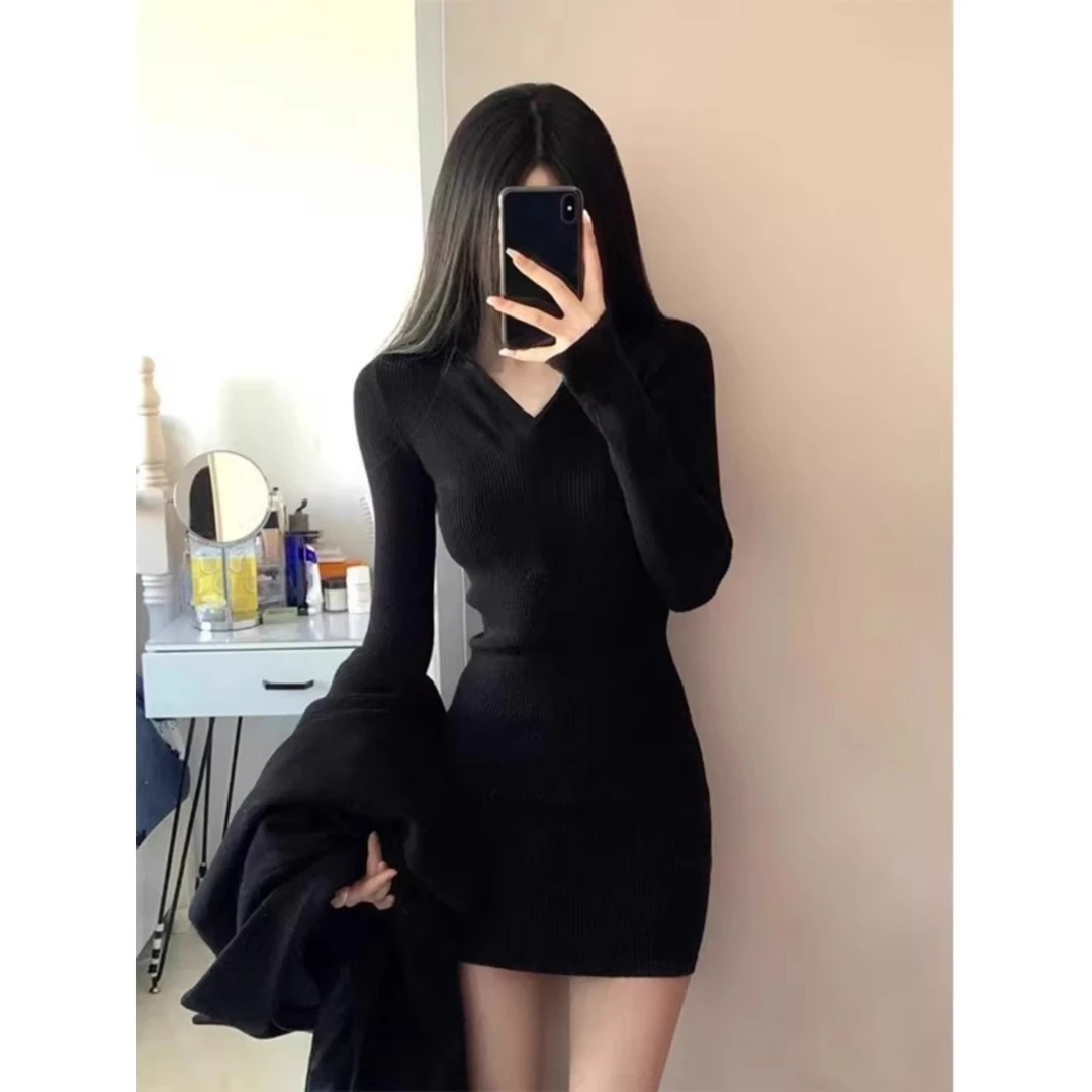 黑色打底V领后妈修身包臀裙秋冬御姐紧身长袖内搭针织连衣裙女春