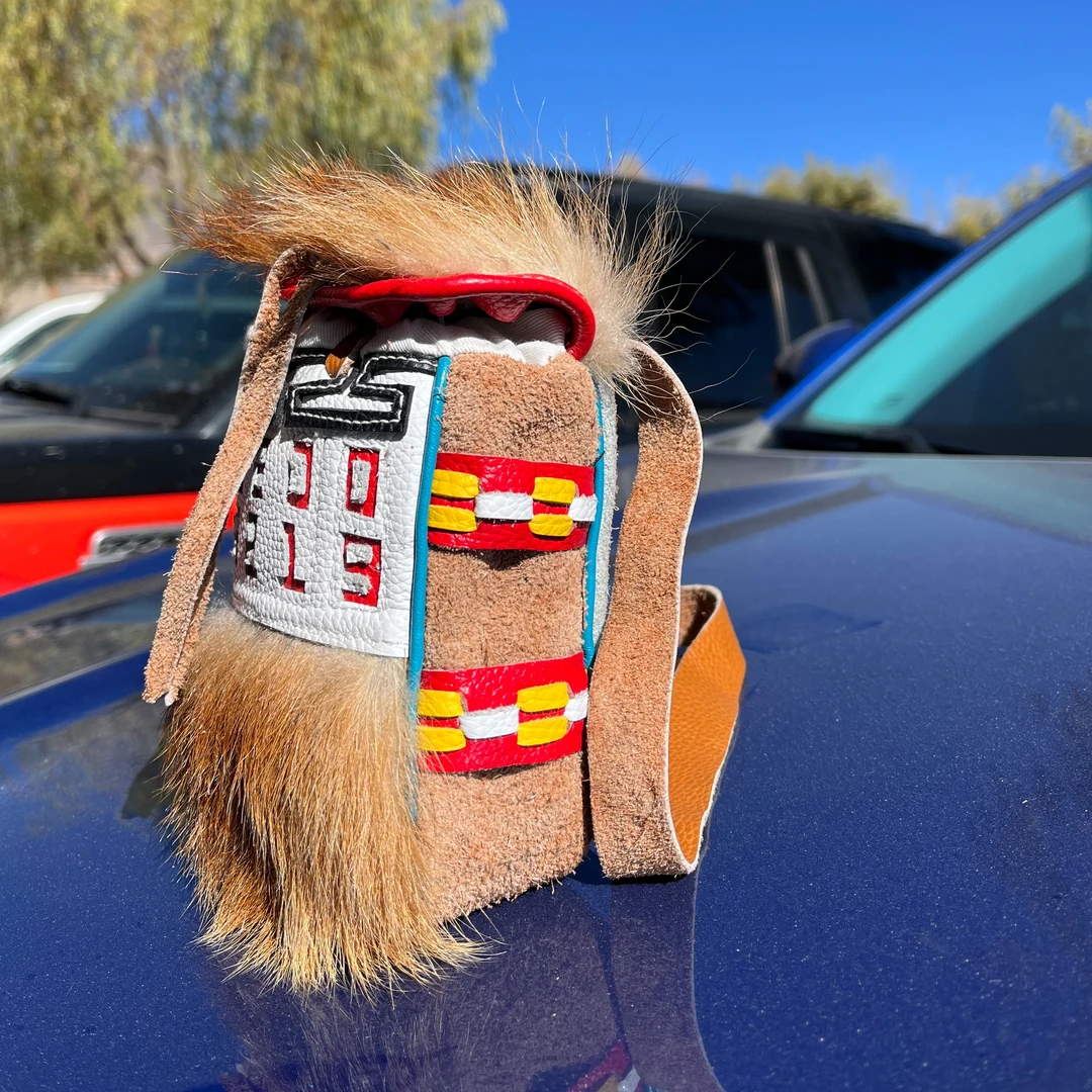 达娃卓玛琼结达娃卓玛、藏式背包模型、藏式装饰品。