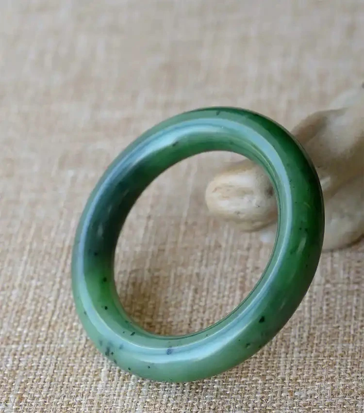 和田玉碧玉手镯，天然结构，介意勿拍，粉丝福利每人限一单，非假不退