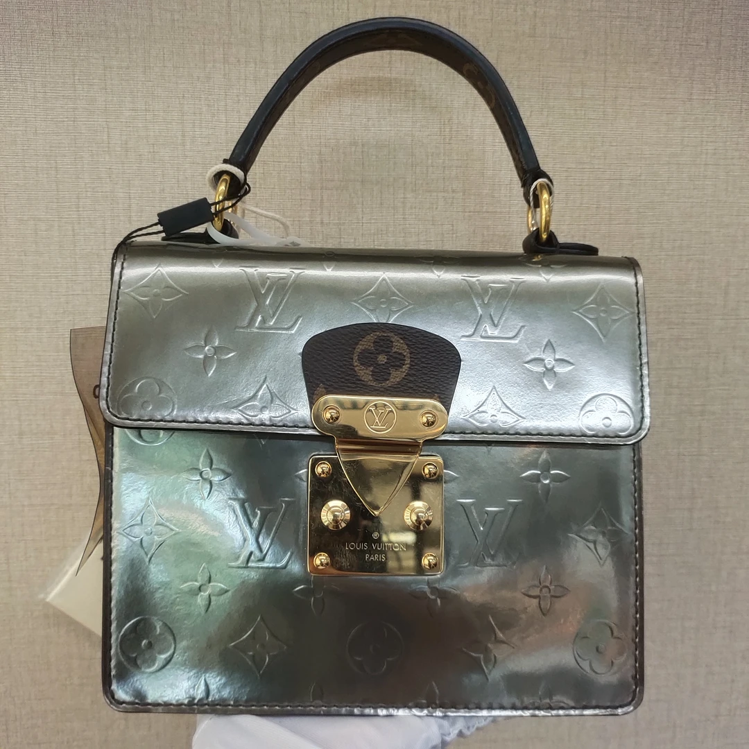 95新 LouisVuitton/路易威登 银色漆皮老花压纹包/翠翠可可在仓库