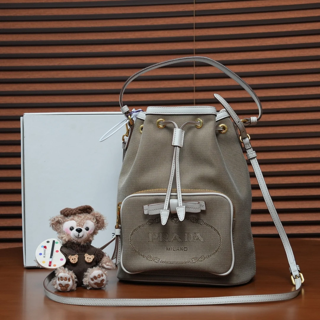 95新 Prada/普拉达 豆绿色小水桶斜跨包/优尔严选/52625