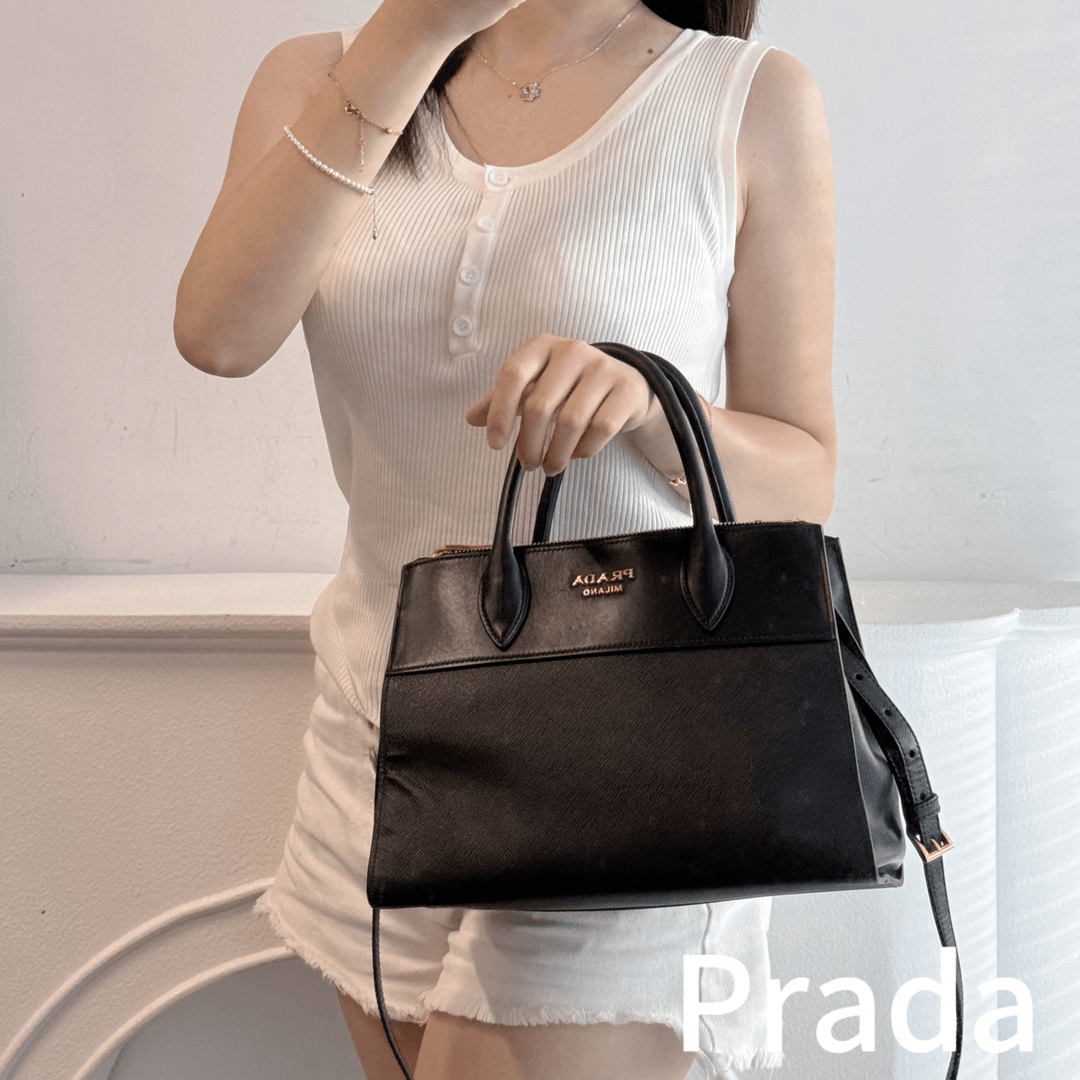 95新 Prada/普拉达 老板娘 黑金手提斜挎包