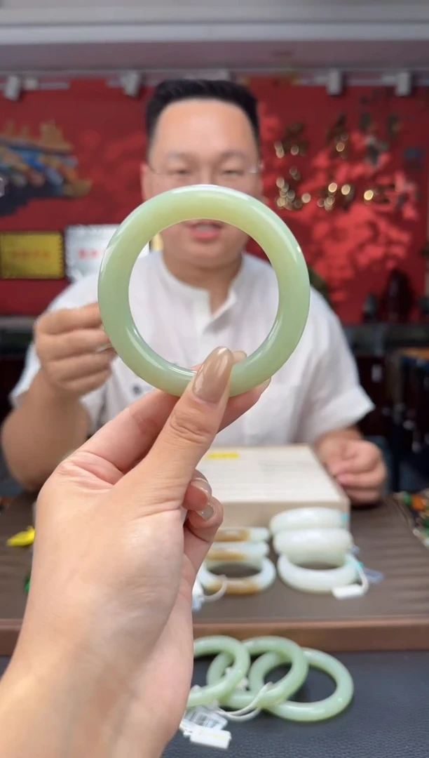 【闪购商品】和田玉.未镶嵌且末瓷绿圆条镯53-58