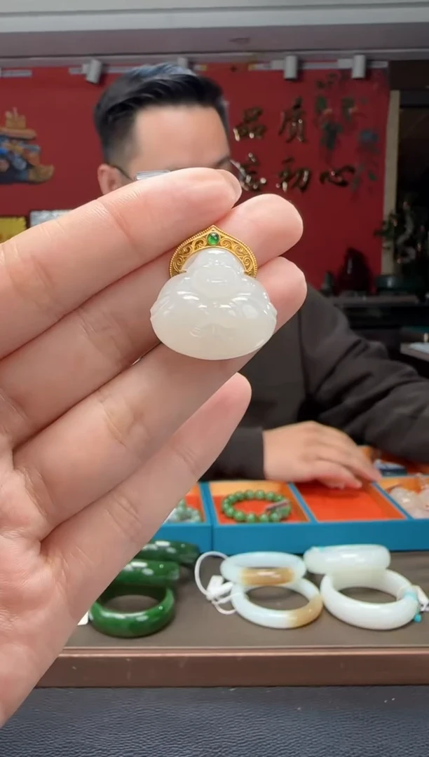 【闪购商品】和田玉颈饰18K金镶嵌白玉抱抱佛