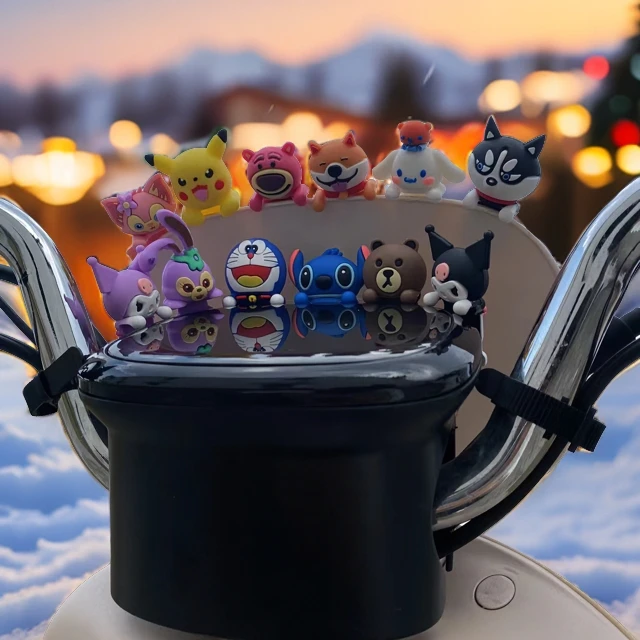 电动电瓶车可爱车载贴电动车摩托车牌装饰品玩偶贴趴趴公仔配件