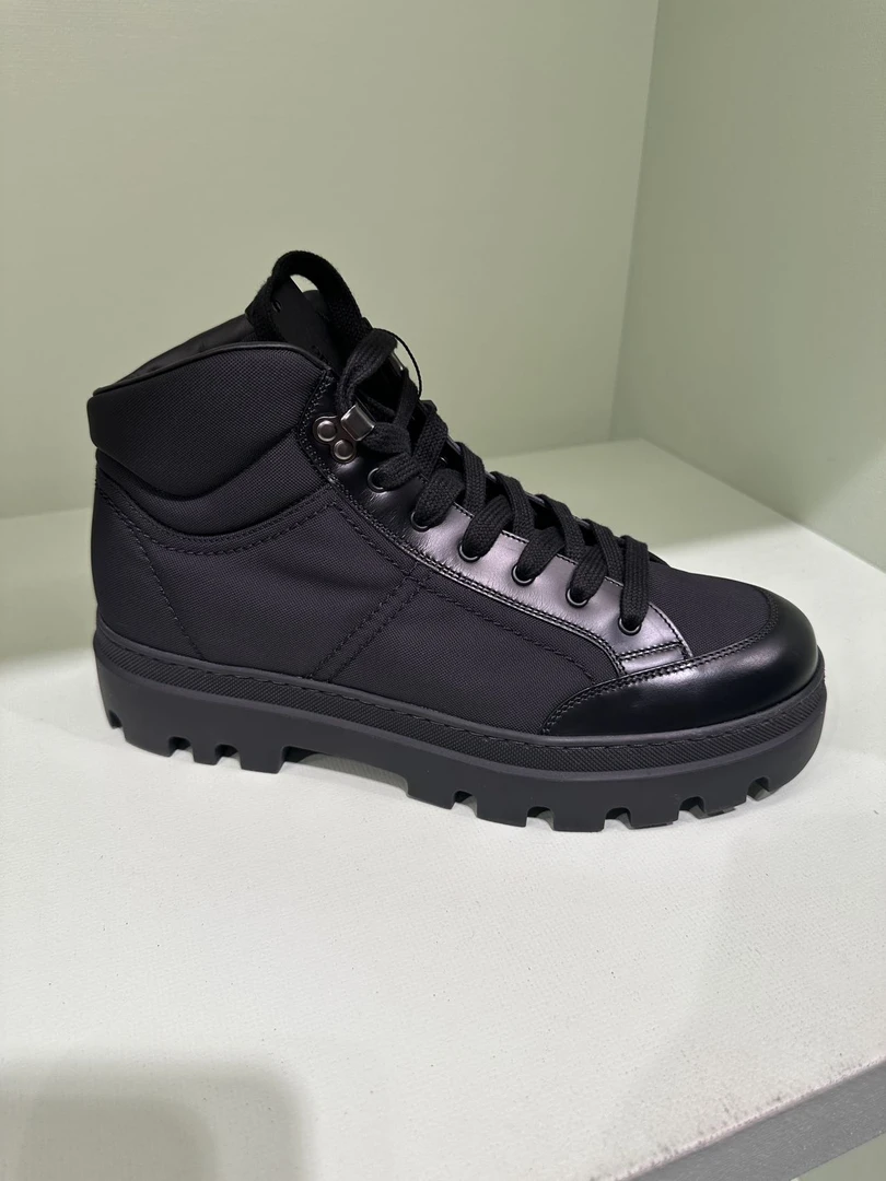 全新未使用 Prada/普拉达 男款高帮休闲鞋
