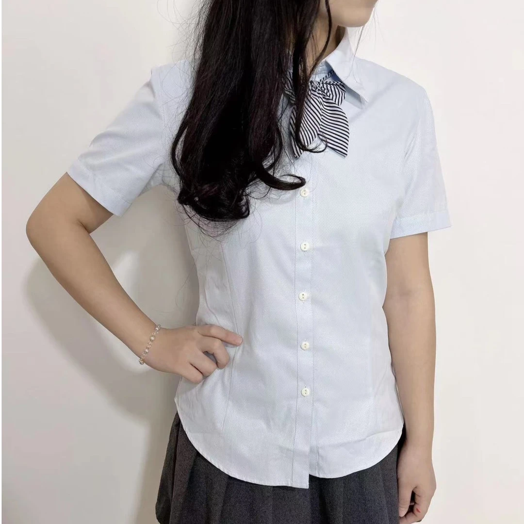 两件套浅蓝色衬衫短袖带领结