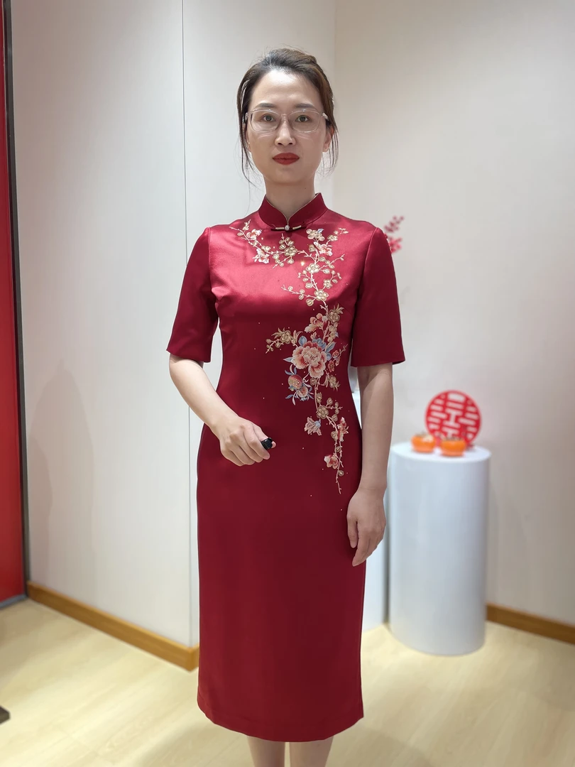 LOOLAYY/六礼17837酒红色醋酸梅花刺绣喜妈妈喜婆婆旗袍