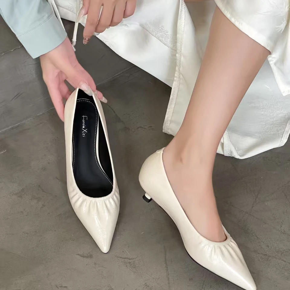 【235】低跟单鞋舒适软底2024尖头软皮猫跟通勤高跟鞋290025