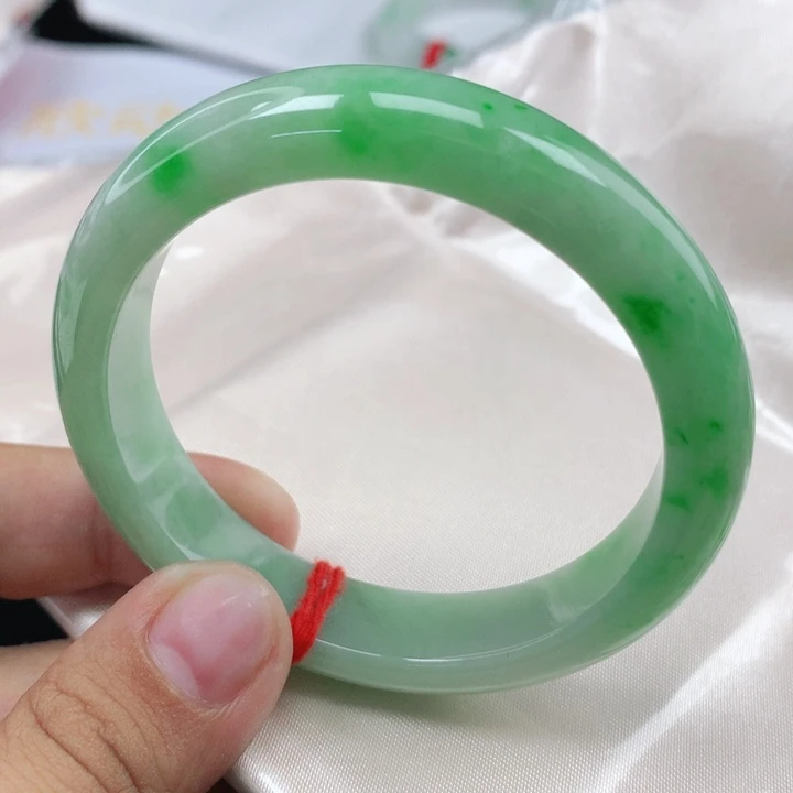 翡翠手镯未镶嵌52圈