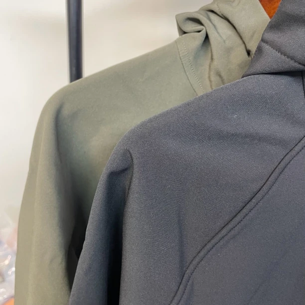 男士连帽款刺绣防风防泼水软壳冲锋衣