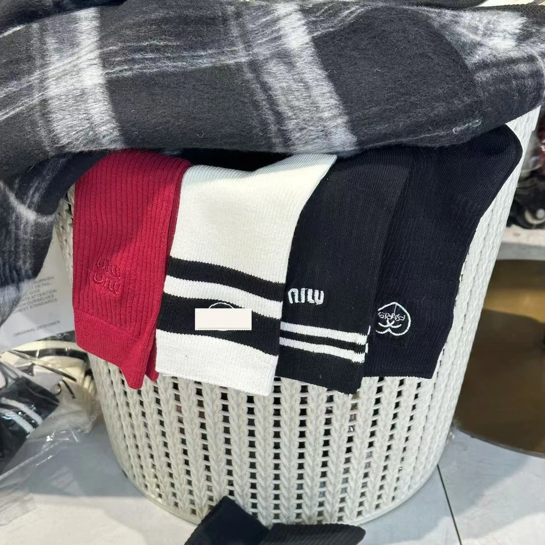 【衣大早】秋冬款袜子女袜女生棉袜中筒袜百搭刺绣标袜子