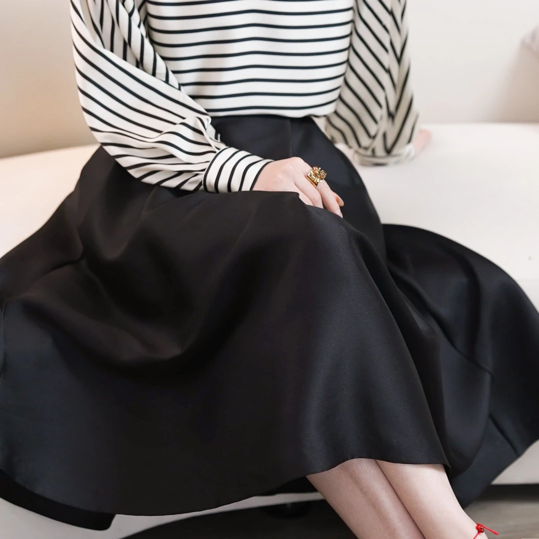 2025夏季新品小众黑色时尚半身裙女气质设计感裙子中长款条纹春夏