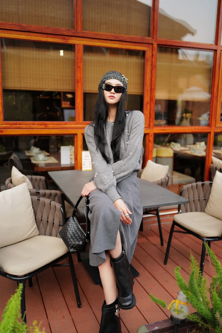 LIVELY· YAN 俪妍休闲时尚珍珠灰色毛衣