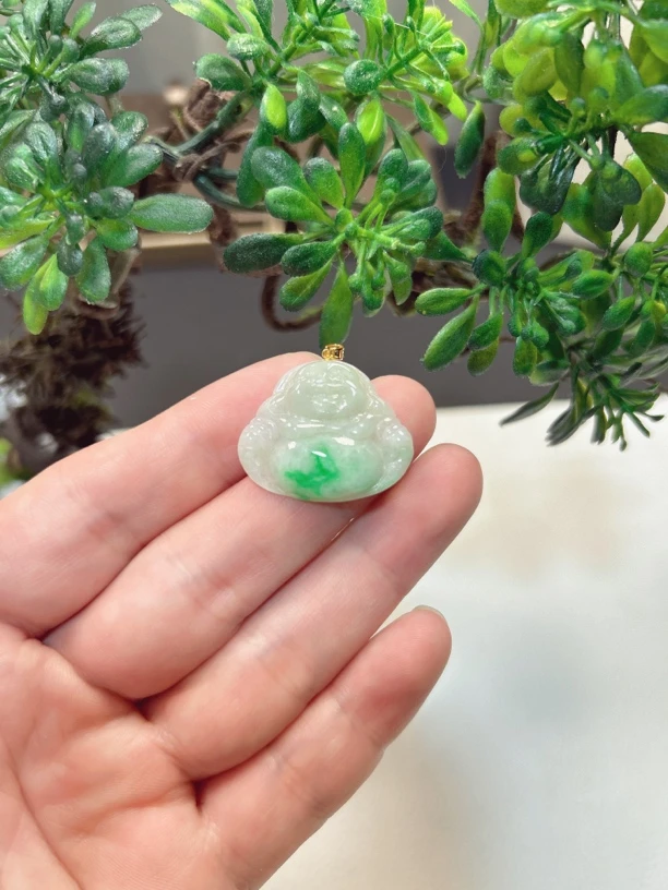 天然缅甸A货翡翠。时尚百搭飘阳绿佛公尺寸28-23-4.5送银项链