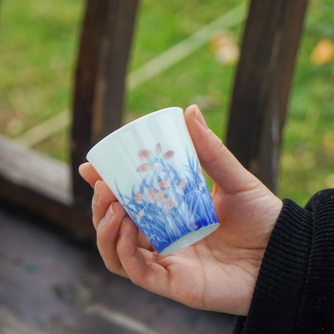 【半生瓷坊】釉下青花加彩兰草花卉杯 70cc