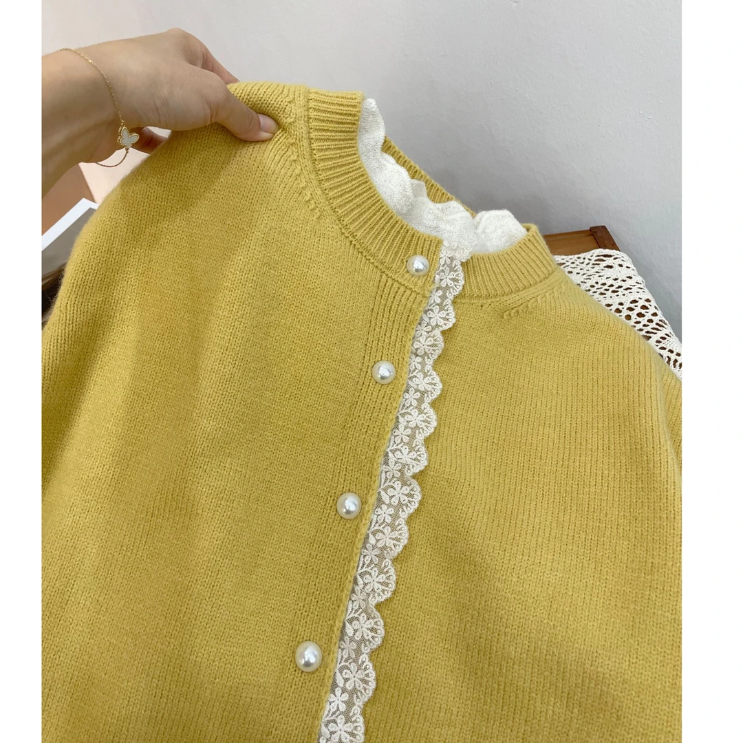 温柔蕾丝边珍珠扣鹅黄韩系设计款圆领针织开衫宽松显瘦厚毛衣外套