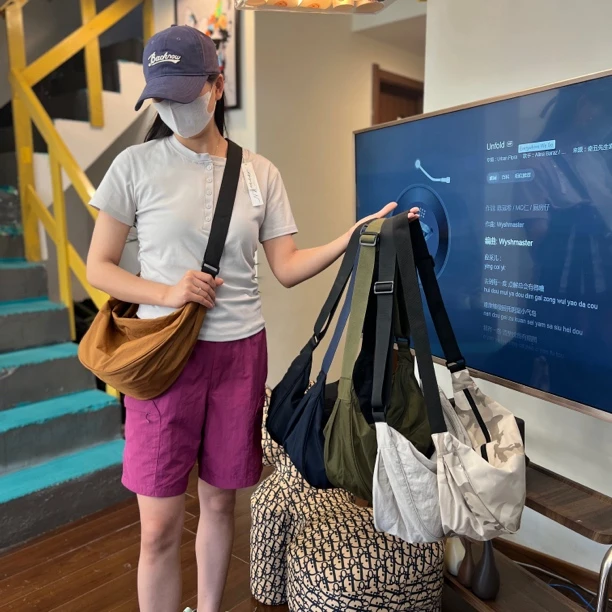 日单 大号太实用了！简约百搭轻便大容量情侣男女户外斜挎包饺子包