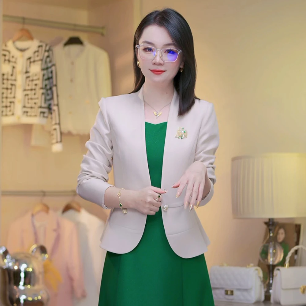 春季小西装外套女短款独特个性女款气质服装长袖显瘦修身西服上装