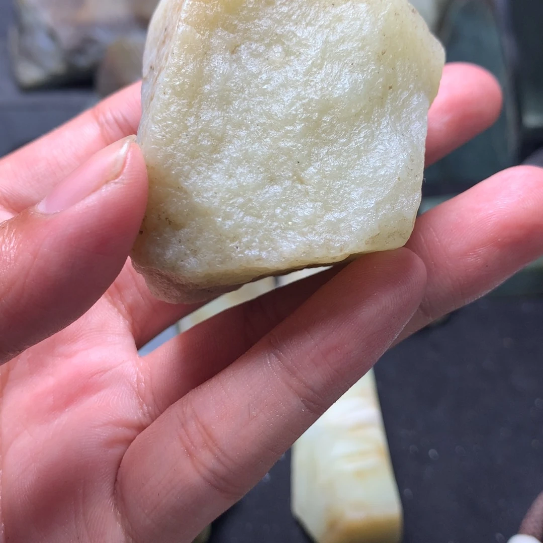 和田玉（糖玉）边角未镶嵌小*帅