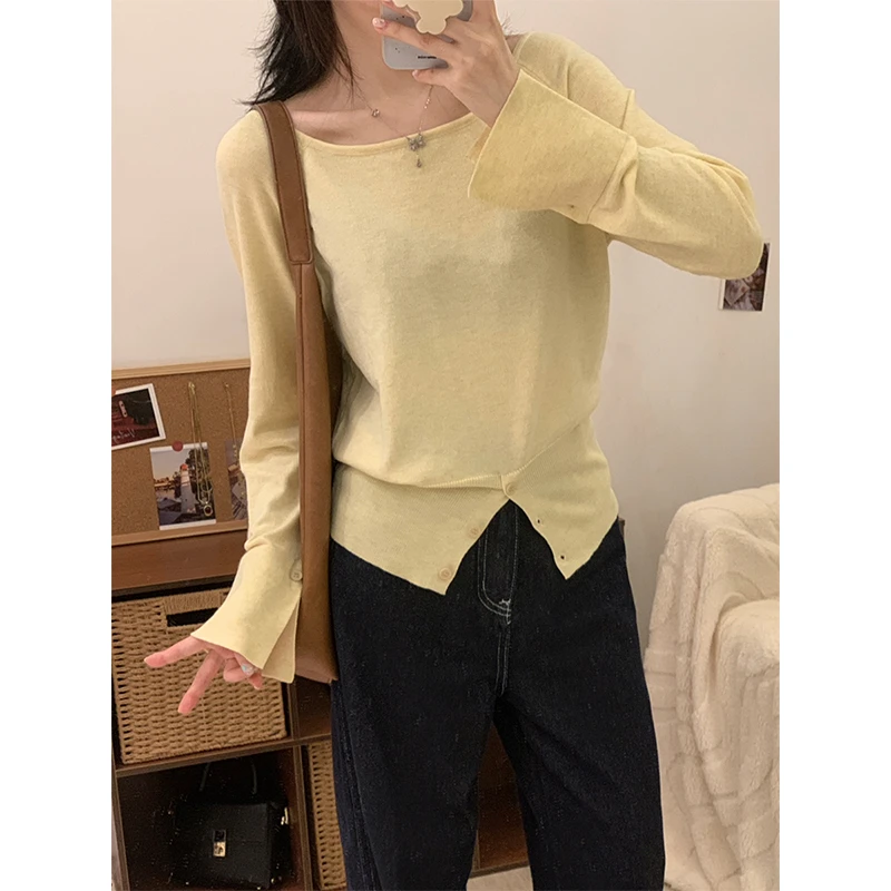 春秋季女奶黄色一字领斜肩针织衫修身显瘦纽扣设计感打底针织衫