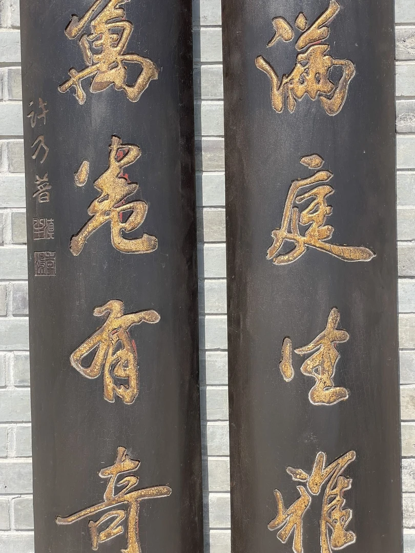 解放前，楠木全品抱柱联一付，字刚劲有力，完美飘亮，值得收藏。