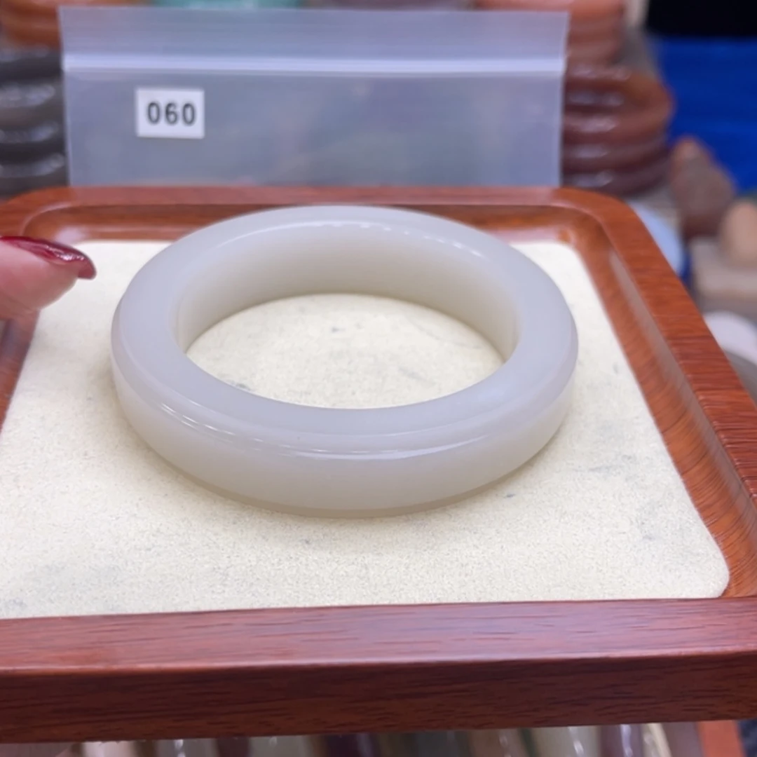 【闪购商品】石英质玉手镯未镶嵌杨*喵