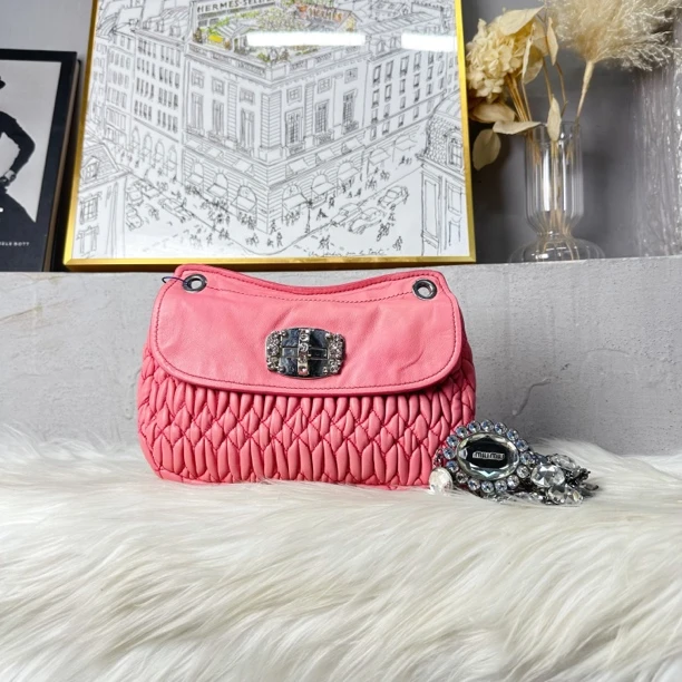 95新  何为奢侈/ miumiu 水钻 斜挎包 粉色 /KX7787