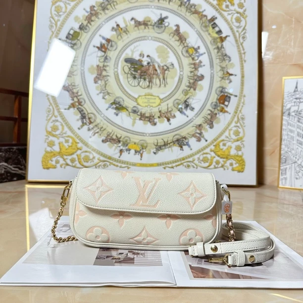 99新  何为奢侈/ LV ivy 牛奶草莓 新款 芯片款/KX9336