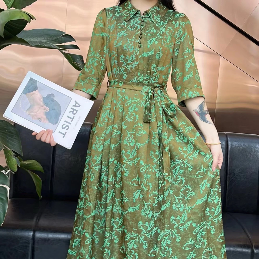 《依珊服饰》A05款清仓特价小翻领减龄缎面提花料连衣裙长108