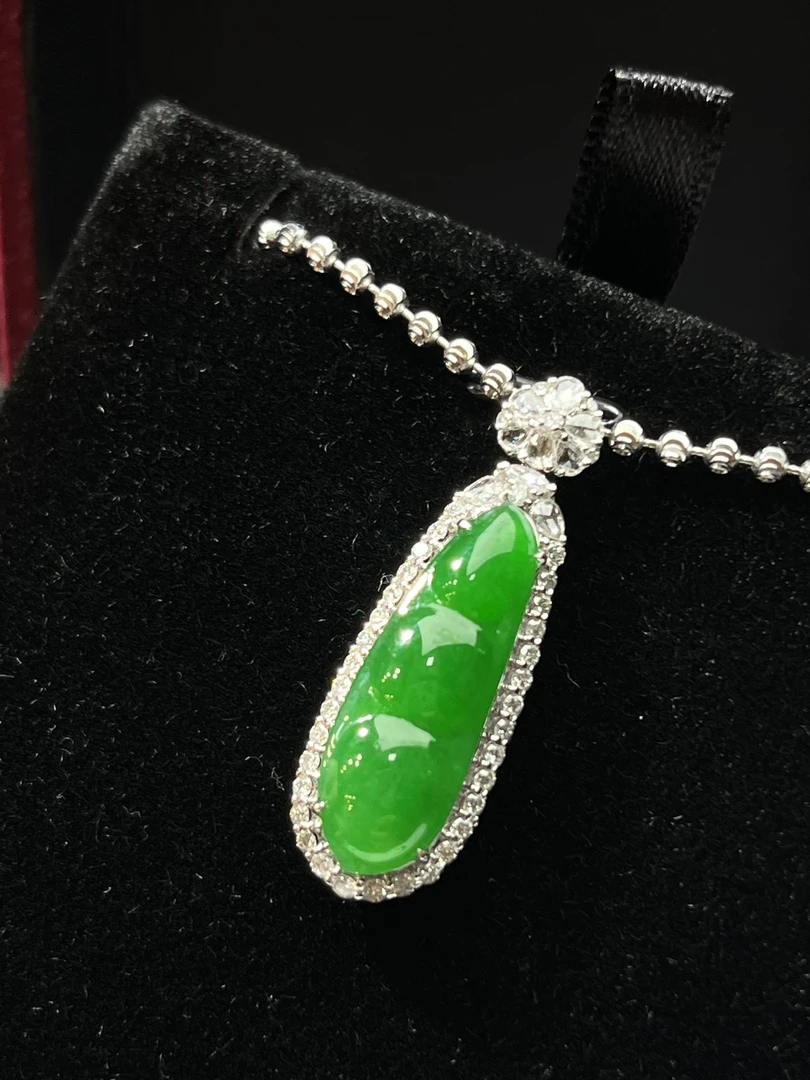 天然缅甸翡翠a货冰阳绿满色福豆吊坠18k金伴钻