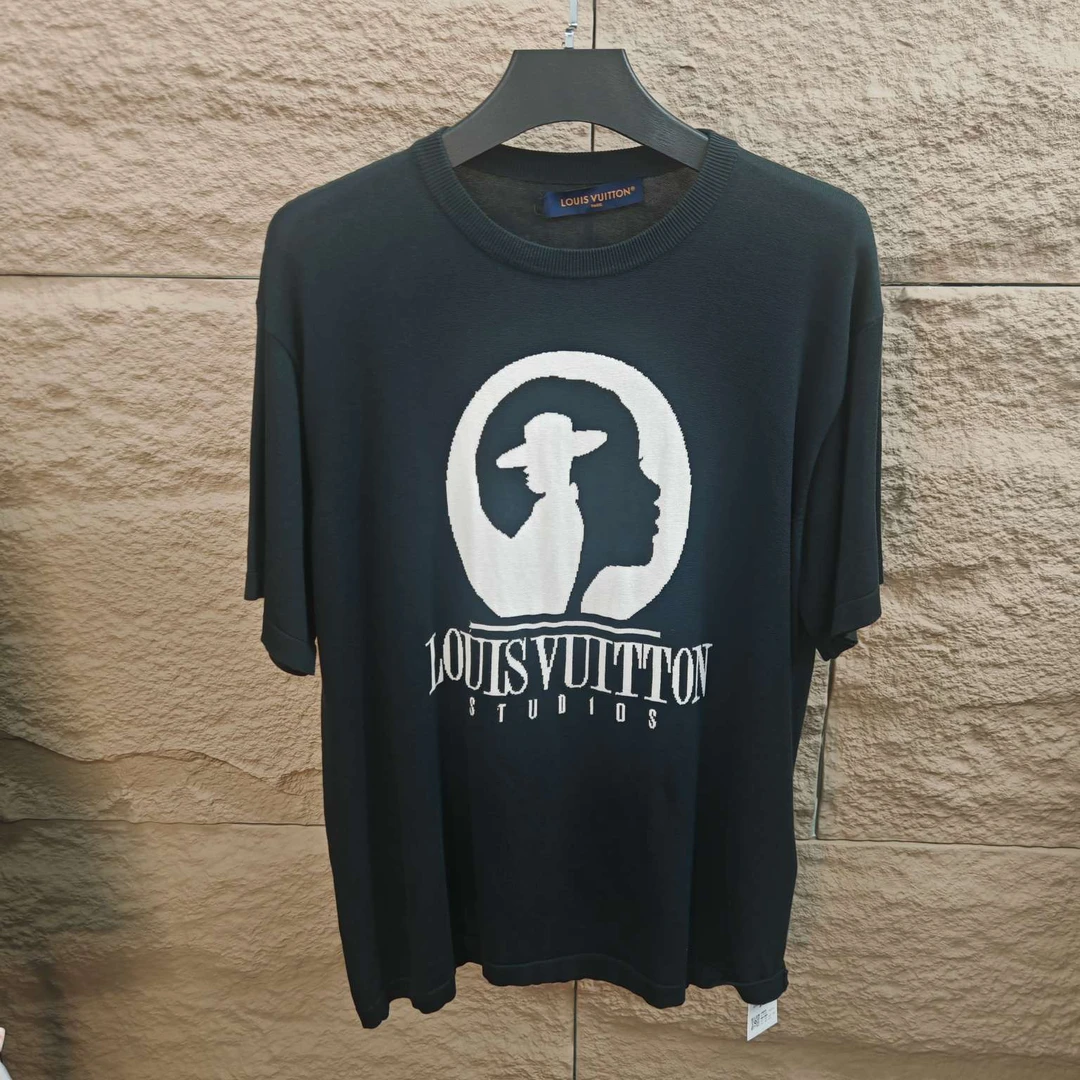 Louis Vuitton 菲董字母人像短袖 size：L 状态：99 新 工价8850