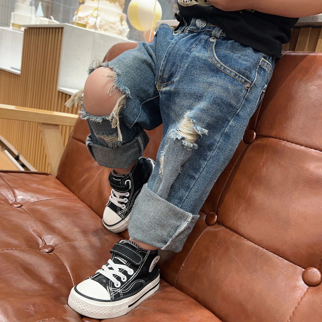 六六高品质童装 男女童中古款DD破洞做旧净版牛仔长裤