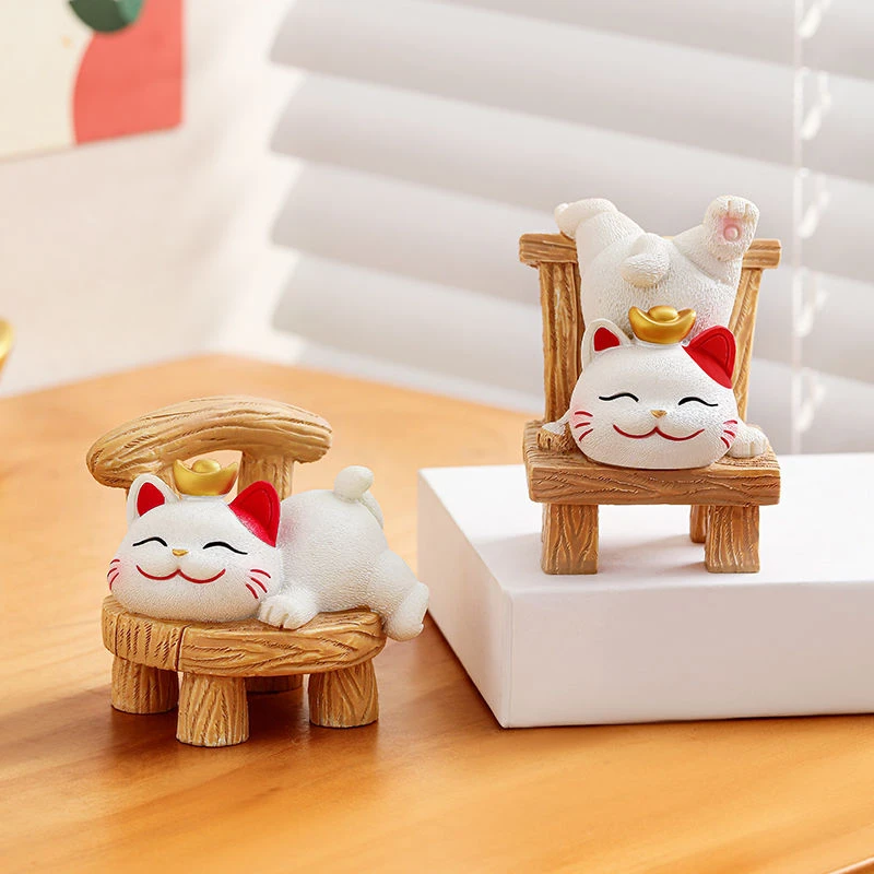 高档招财猫桌面小摆件创意装饰办公室桌面工位布置公仔玩物小礼品